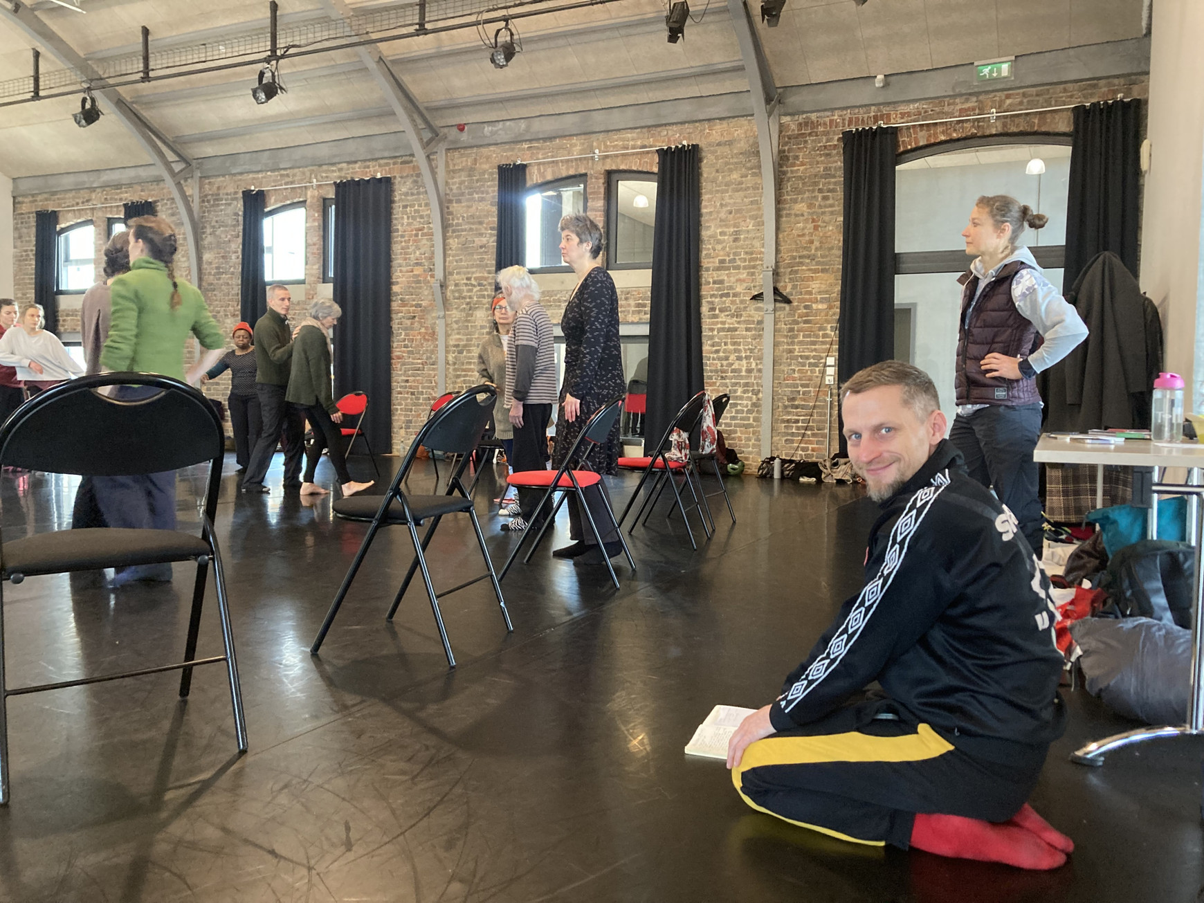 Clint Lutes observe le cours "Dopamine!". © Lou Surrans Danse et Parkinson : un projet européen jusque dans le Val-de-Marne