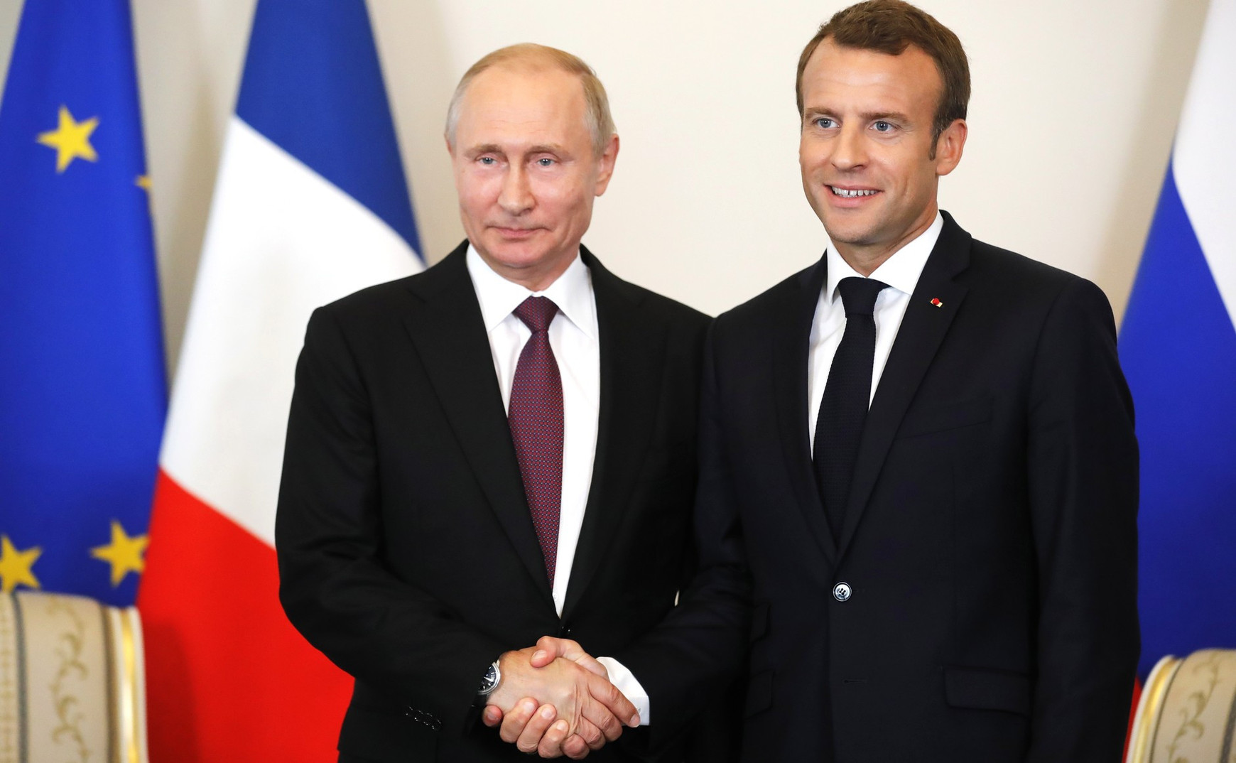 Le président russe Vladimir Poutine avec le président français Emmanuel Macron à Saint-Pétersbourg le 24 mai 2018 © Kremlin.ru Sylvie Kauffmann - Russie. Des années d’aveuglement