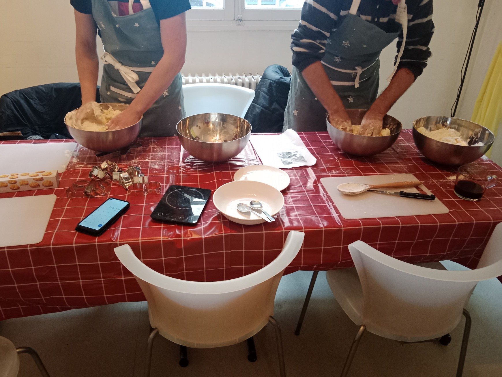 © Caroline Vilbert. Un atelier cuisine proposé par le Relais popote à Bordeaux. Relais popote : des cuisines pour les personnes mal logées