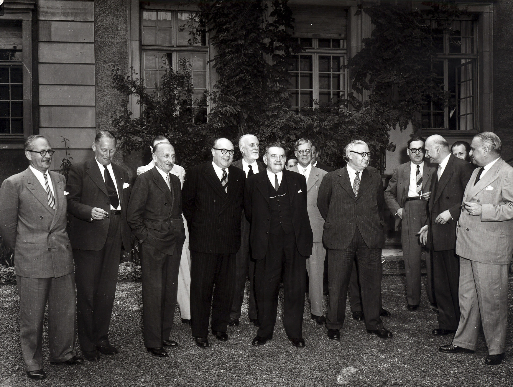 Photo de famille lors de la première session de l'Assemblée consultative du Conseil de l'Europe, en présence de Paul-Henri SPAAK, Carlo SFORZA, Edouard HERRIOT, Ernest BEVIN et Robert SCHUMAN © European Union 1940-1949 Les élections européennes et la paix - Michel Catala