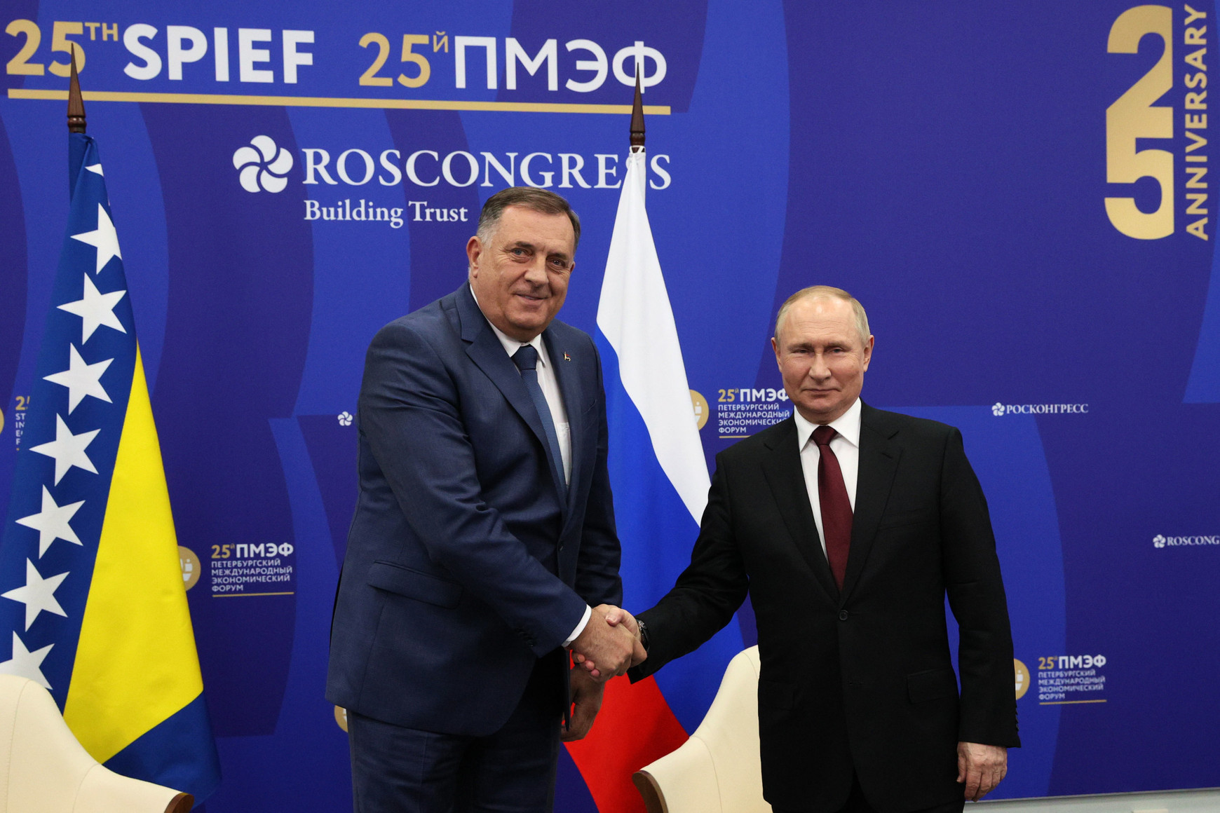 Rencontre entre le président de l'entité serbe de Bosnie Milorad Dodik et Vladimir Poutine, en juin 2022 Laurent Geslin - La Bosnie bientôt divisée ?