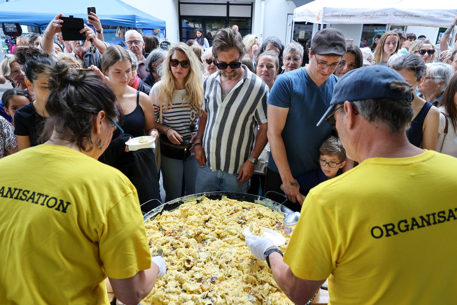 © Béranger Tillard. La traditionnelle omelette de morue. Bègles, juin 2025. Fête de la morue : entre attachement à la tradition et conscience environnementale