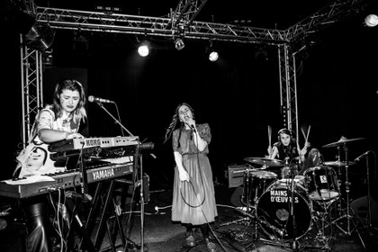 Île de Garde : un trio féminin où la musique se mêle à l'amitié
