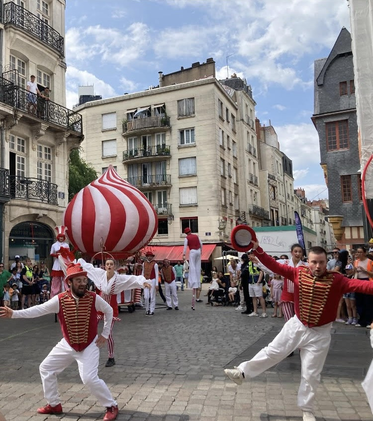 © Gaspard Soyer “Supplément chantilly”, une parade festive et gourmande au cœur de Nantes !