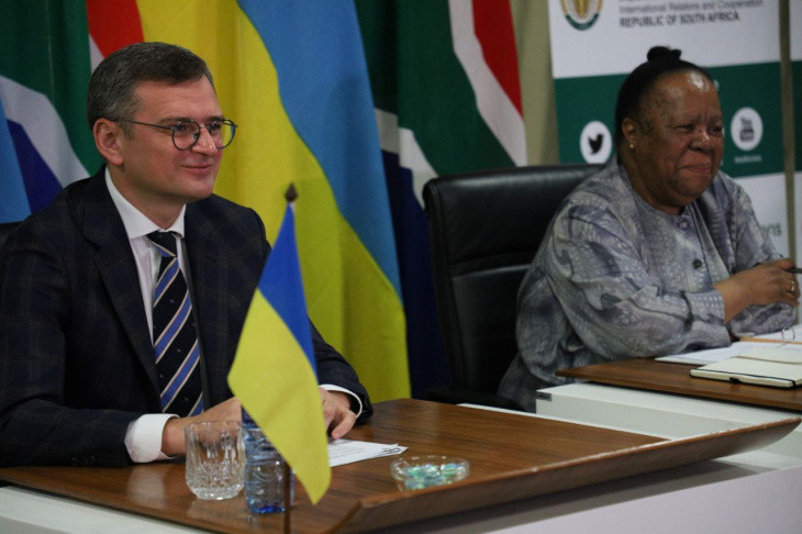 Le ministre des Affaires étrangères ukrainien Dmytro Kuleba et son homologue sud-africaine Naledi Pandor Un an après la reconquête de Kherson