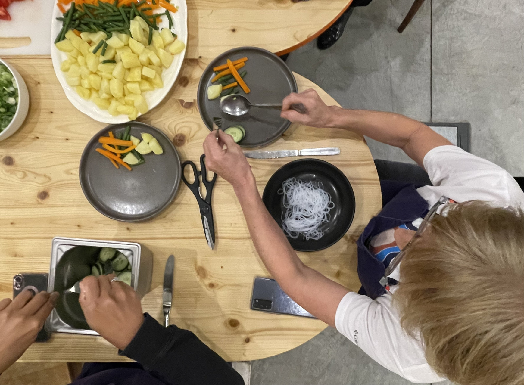 © Alexandre Casteignau. Atelier cuisine indonésienne à la ManuCo, organisé dans le cadre du festival BON!. Bordeaux, octobre 2024. A la découverte de la cuisine indonésienne - BON !