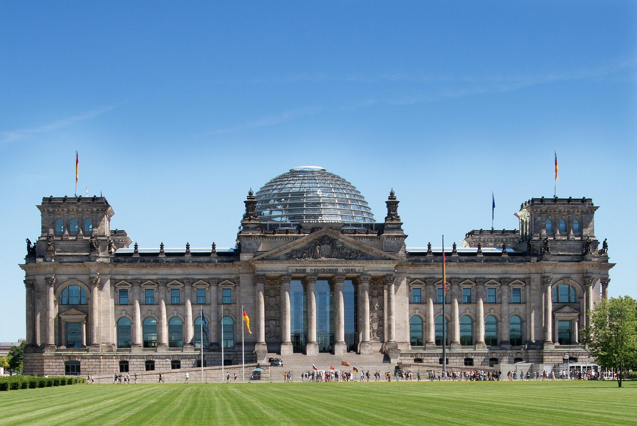 Image par h kama de Pixabay Nations Unies :  Alors que le monde entier se réunit à New York, Merz défend son budget au Bundestag et planche sur une solution pour soutenir l’effort de guerre de l’Ukraine