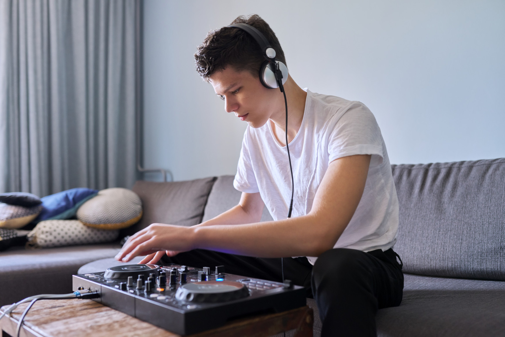 Young man with mixer equipment © VH-studio on Shutterstock Lancer sa carrière musicale à l'ère du numérique - Génération Z #11