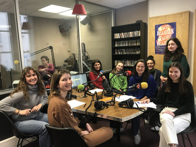 Épisode à vous les studios ! Les jeunes reporters du théât... de l'émission Les Petites Ondes