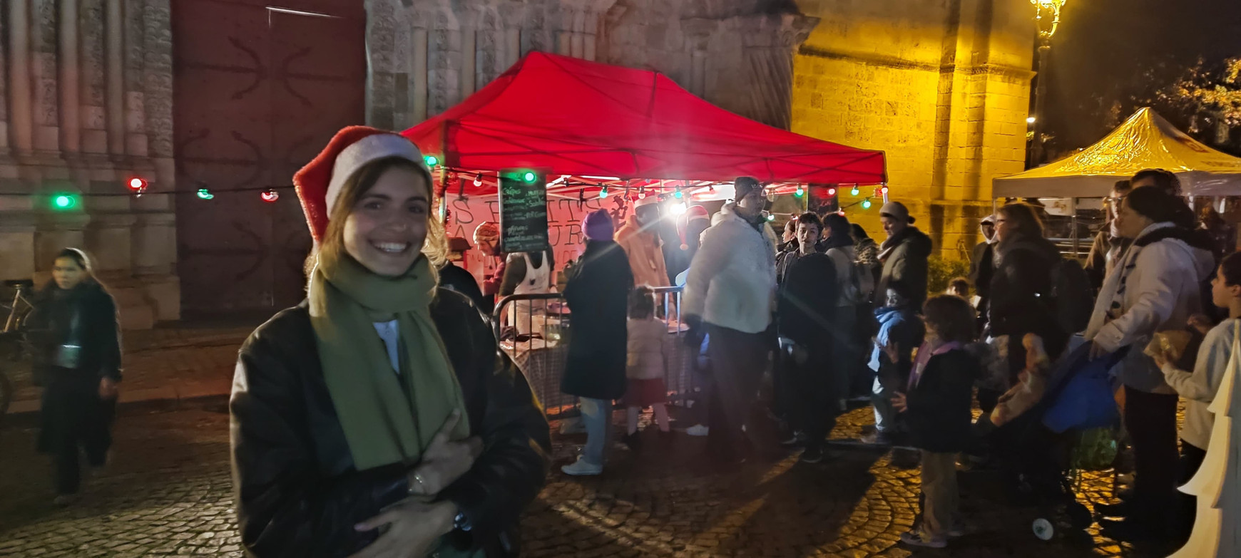 © Cassandre Thomas. Camille Marseille, coordinatrice de l'association Les P'tits Gratteurs à la Chocolatada. Bordeaux, Place Pierre Renaudel, décembre 2024. La Chocolatada : un Noël solidaire à Bordeaux