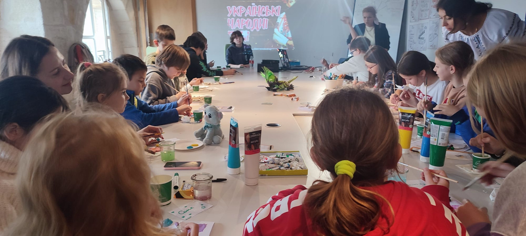 © Cassandre Thomas. L'atelier sur le Royaume de Naya à la Maison de l'Europe de Bordeaux. Bordeaux, février 2024. À Bordeaux, un atelier autour du film ukrainien "Le Royaume de Naya"