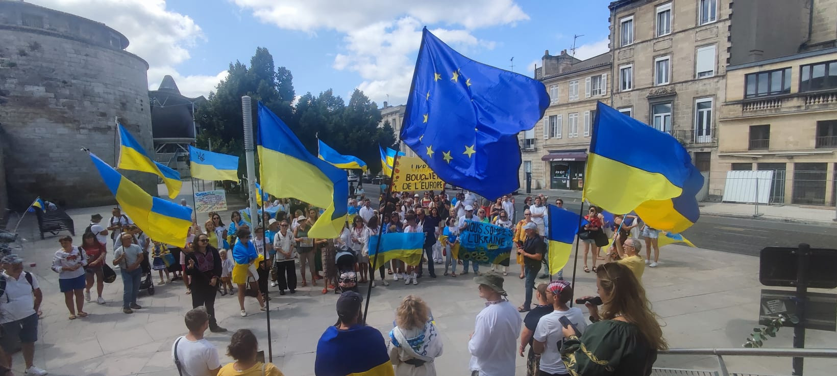 © Cassandre Thomas. Le départ de la marche, à l'occasion du Jour de l'Indépendance ukrainien avait lieu le 24 août, place de l'Ukraine à Bordeaux. 24 août : l'Ukraine toujours en guerre, fête son indépendance