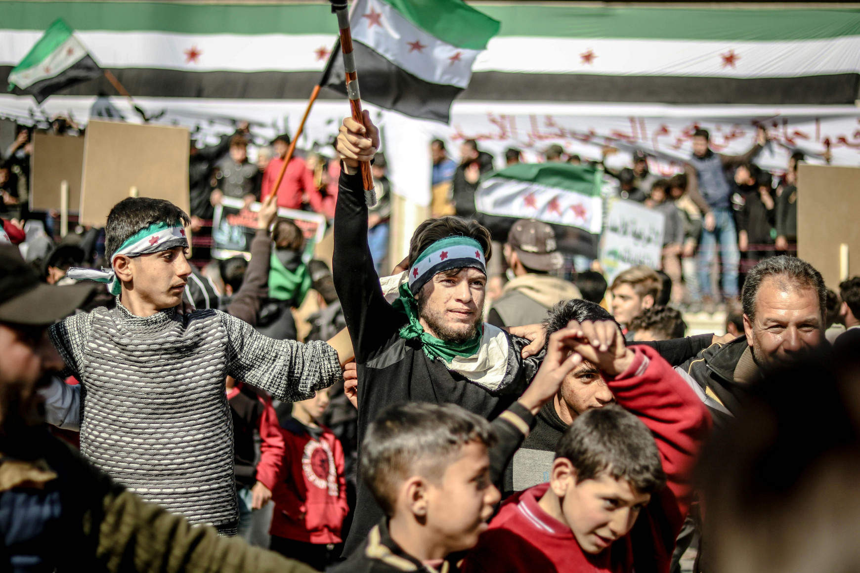 Manifestation à Idlib en Syrie en 2020. Photo de Ahmed akacha: https://www.pexels.com/fr-fr/photo/ville-drapeaux-foule-gens-6965857/ Benjamin Peltier - Syrie. Après la chute de Bachar al-Assad, l’espoir.