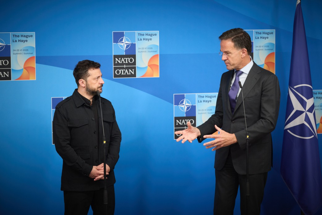 © Site de la présidence ukrainienne ( Le président ukrainien Volodymyr Zelensky et le secrétaire général de l'OTAN Marc Rutte en marge du sommet de l’Alliance à La Haye, le mardi 24 juin 2025.) Aujourd'hui en Europe - 25 juin