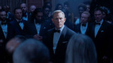 Extérieur Nuit : BOND, JAMES BOND