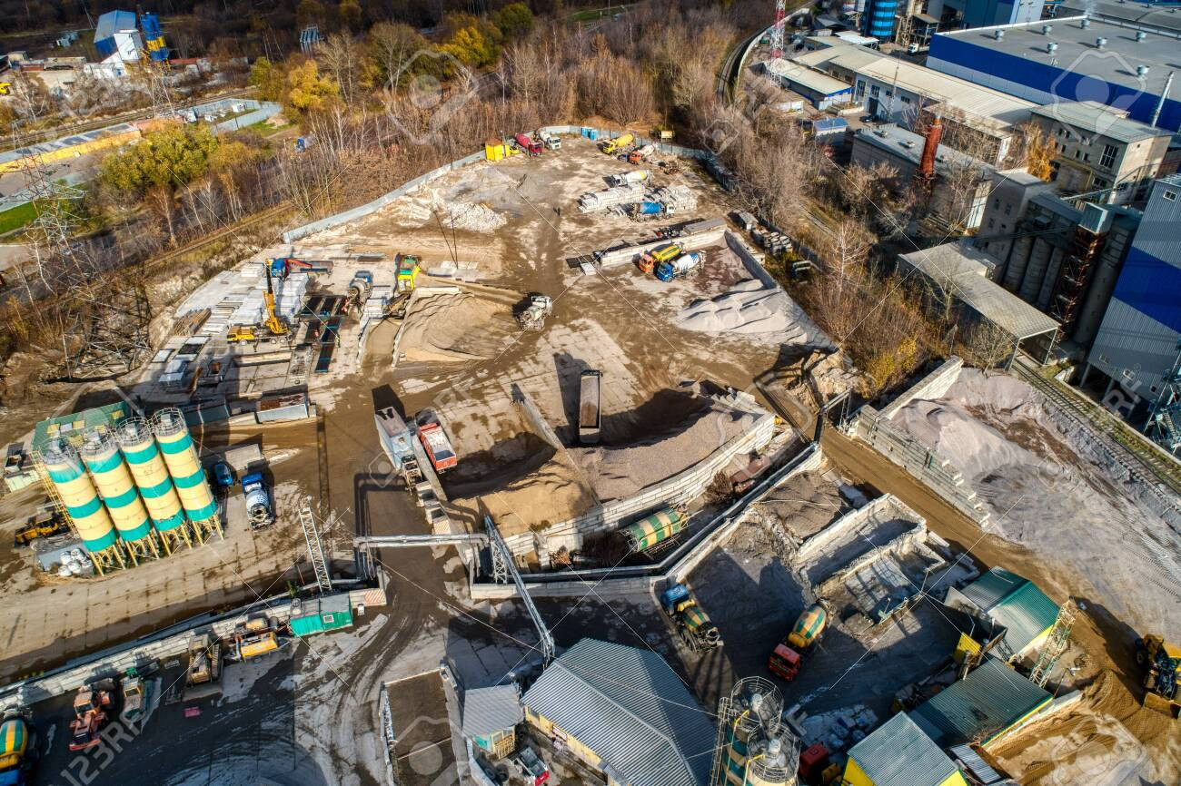 Vue aérienne d'une centrale à béton en Lettonie (123RF - nordroden) Artificialisation : l'Europe coulée sous le béton