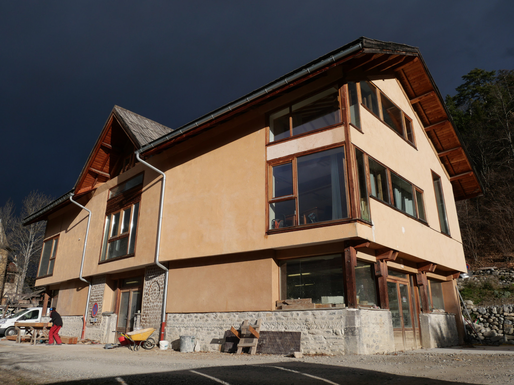 ©Le Gabion Dans les Hautes-Alpes, au Gabion, on reconstruit des Hommes grâce à l’éco-construction - L'Europe vue d'ici #76