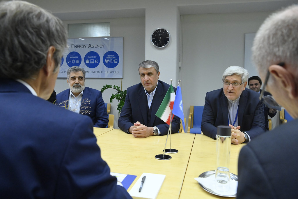 © Rafael Mariano Grossi, directeur général de l'AIEA, face à S.E.M. Mohamed Eslami, vice-président de la République islamique d'Iran et chef de l'Organisation iranienne de l'énergie atomique Nucléaire iranien : tensions au sommet entre les Européens et Téhéran